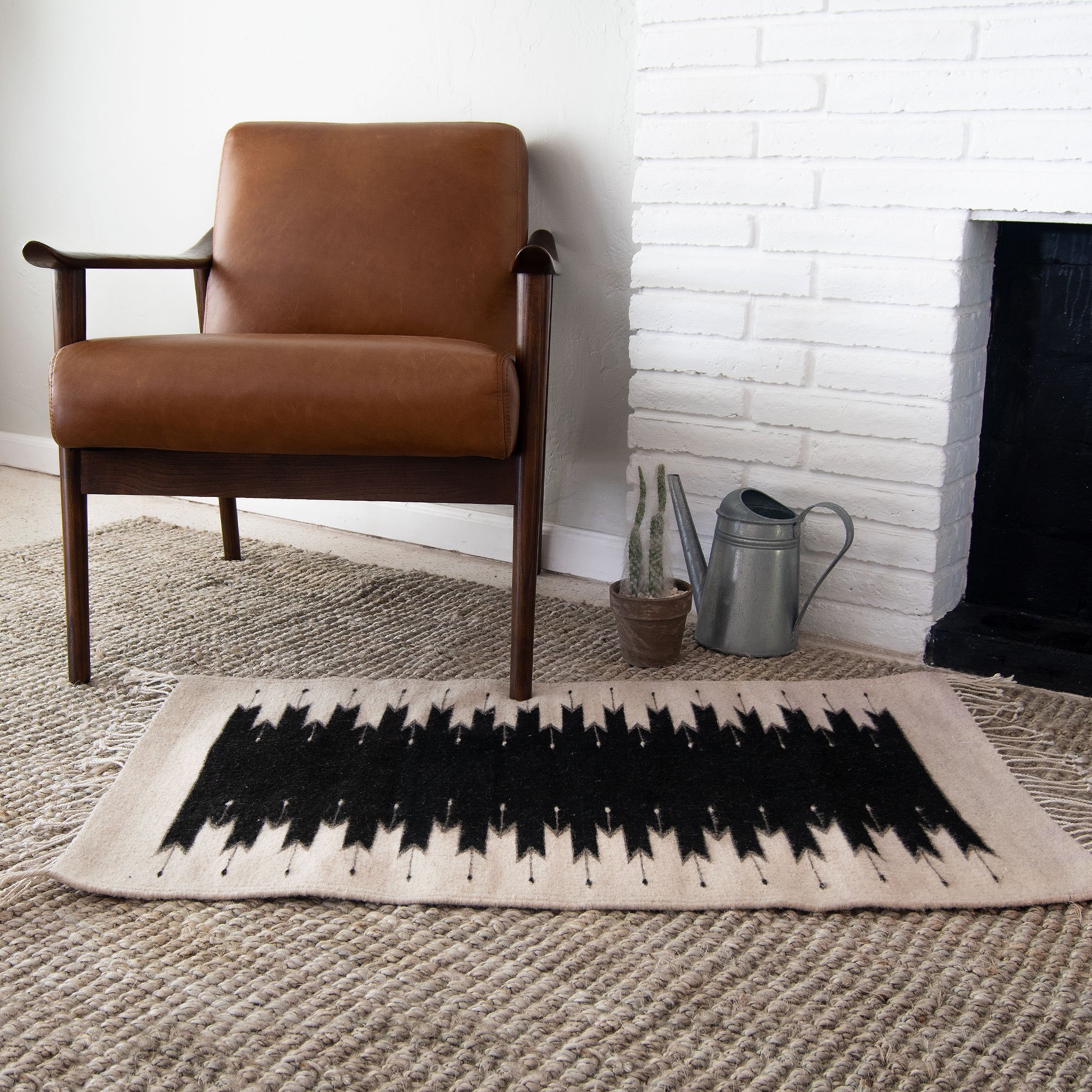Beleroó Handmade Southwestern Style Rug featuring a geometric lightning pattern, crafted from 100% wool with a raw linen backing.
