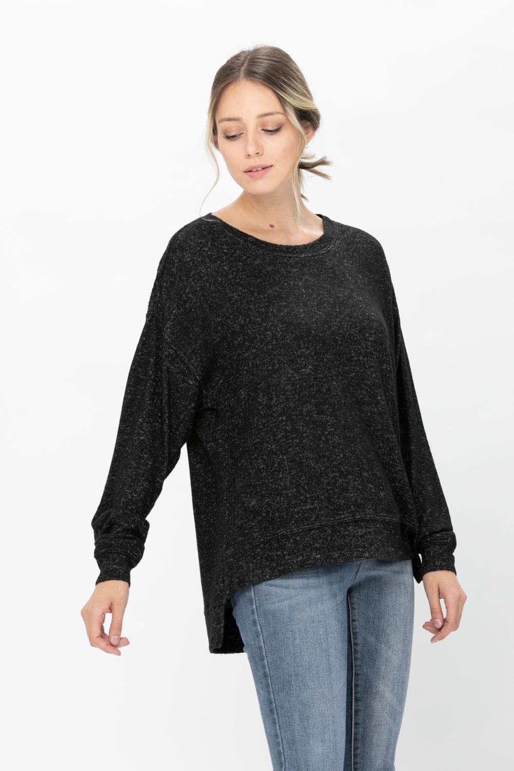 Casual long sleeve round neck t-shirt in soft fabric, perfect for various occasions.