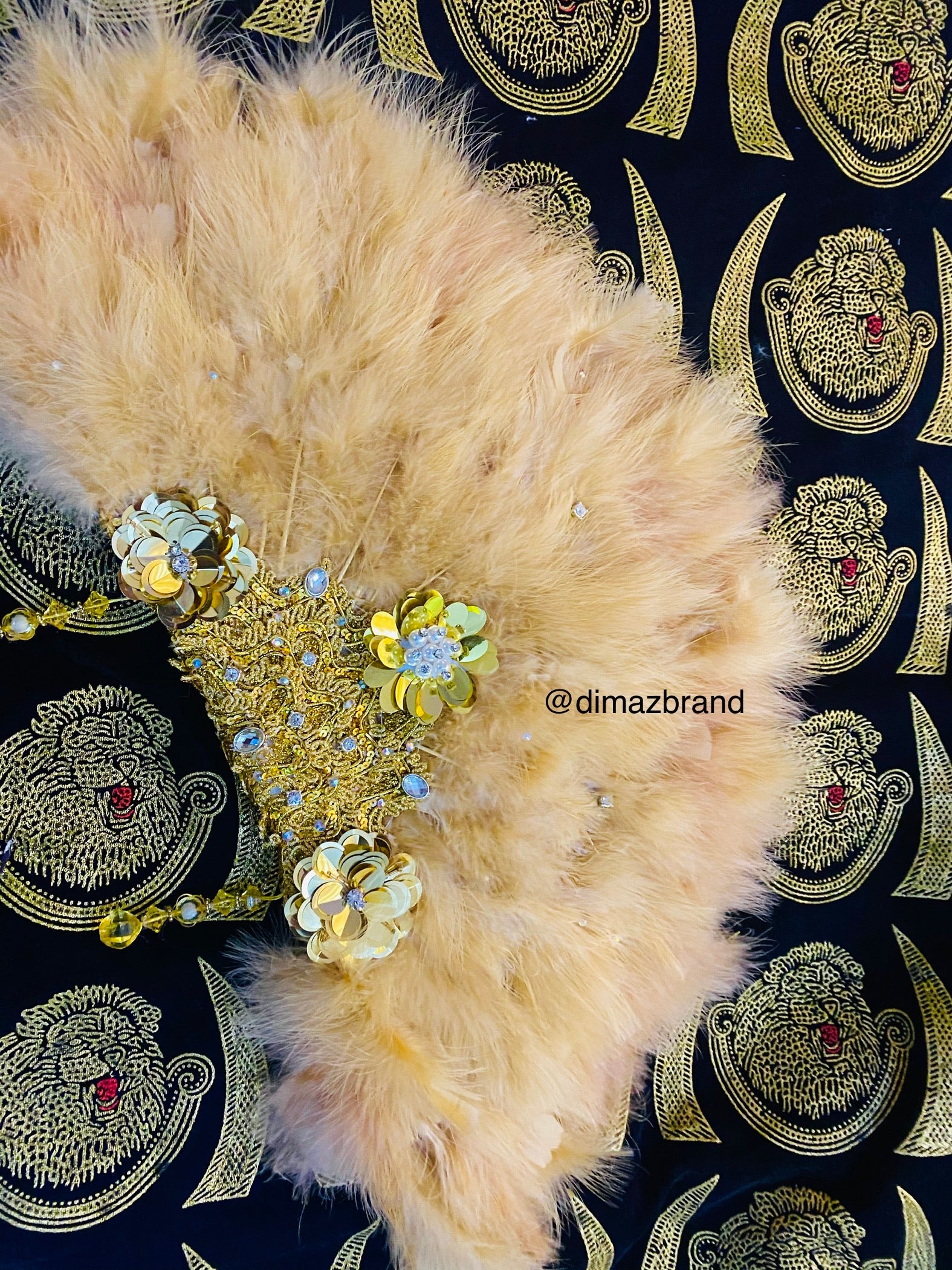 Champagne gold fur feather hand fan, elegantly designed with soft feathers and a luxurious finish, perfect for stylish occasions.