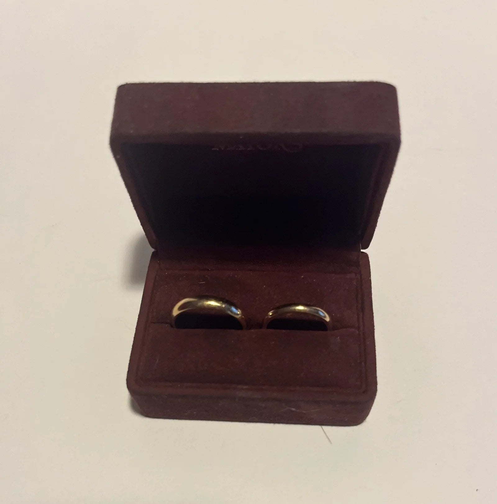 Classic Matching Bands Set by Mayor's featuring a 5mm and 3mm band, elegantly designed for couples.