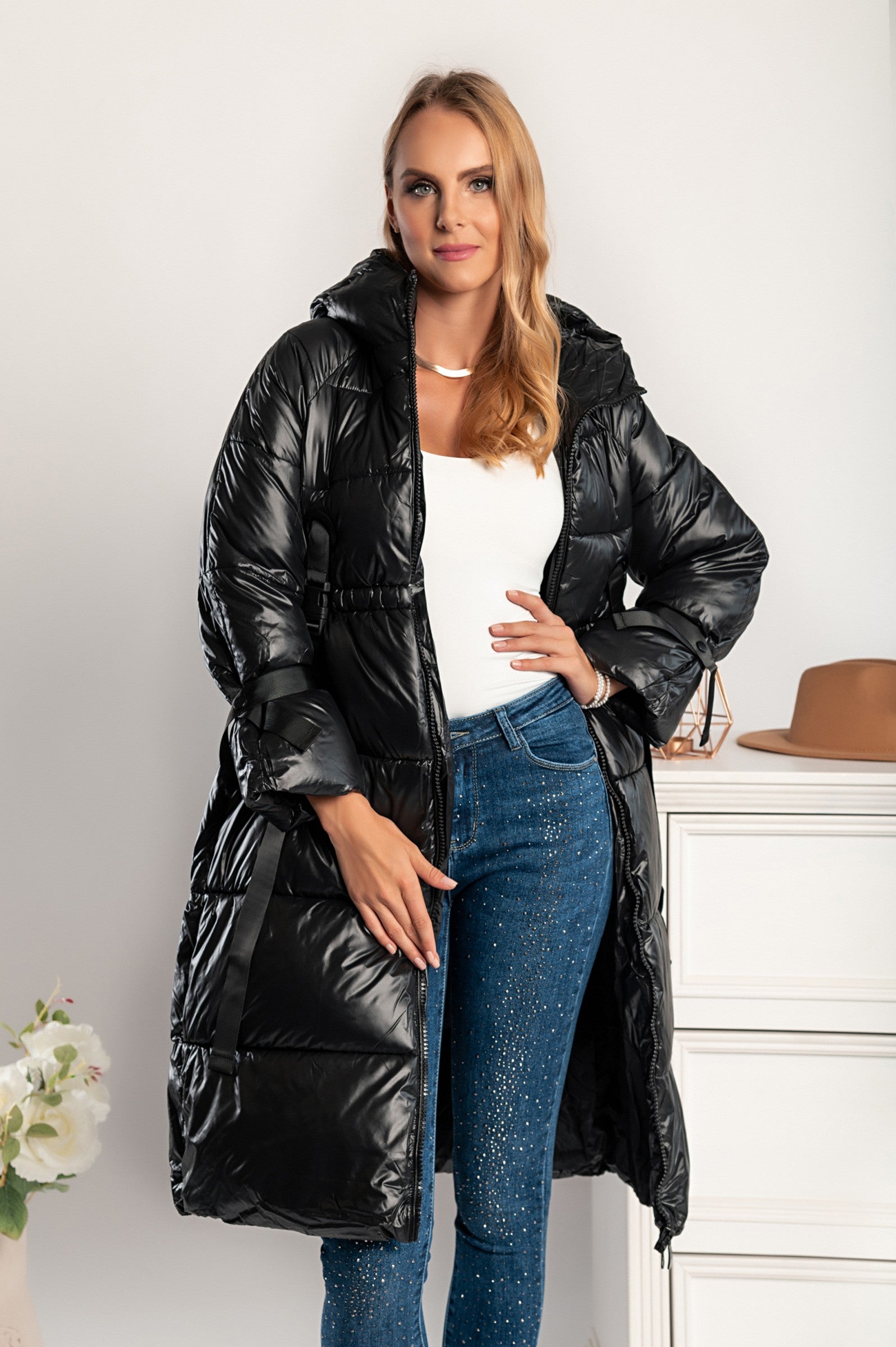 Dolga črna prešita bunda s kapuco Bonea, z dvema sprednjima žepoma in modnimi črnimi zaponkami.