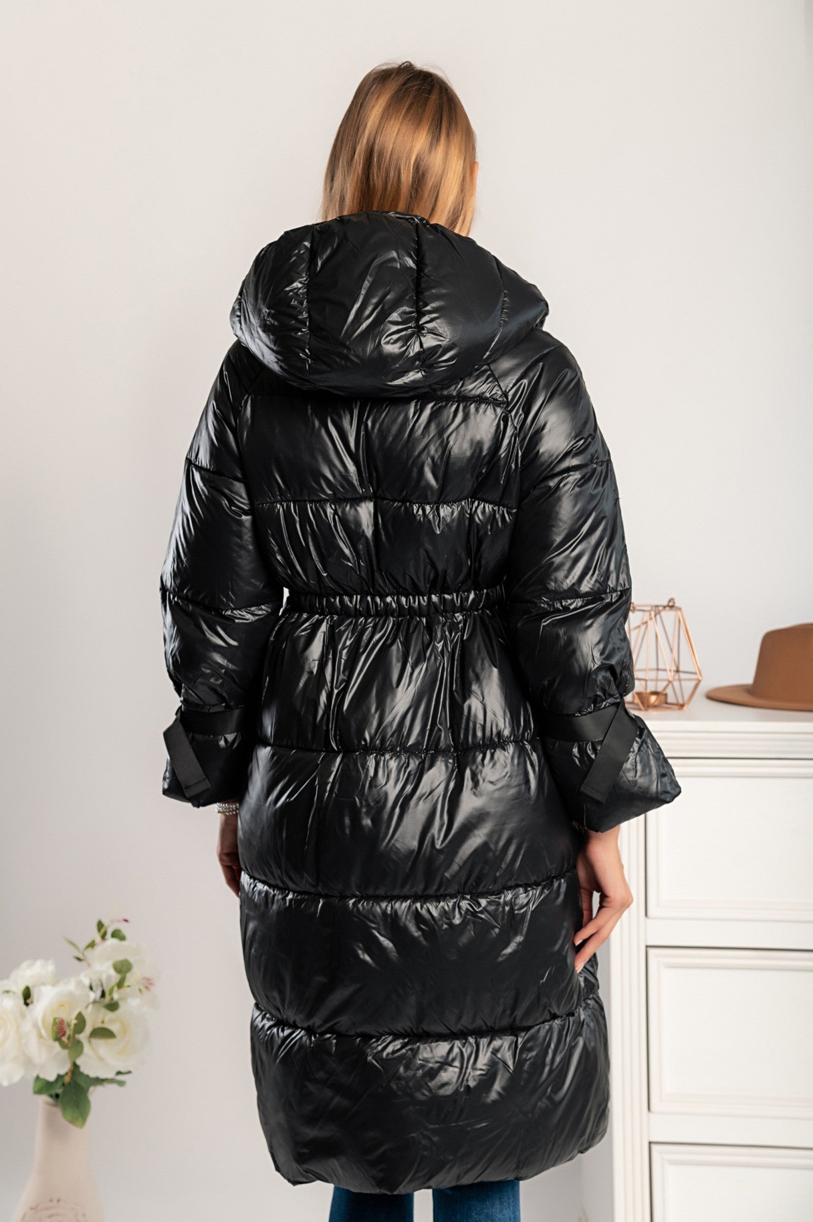 Dolga črna prešita bunda s kapuco Bonea, z dvema sprednjima žepoma in modnimi črnimi zaponkami.