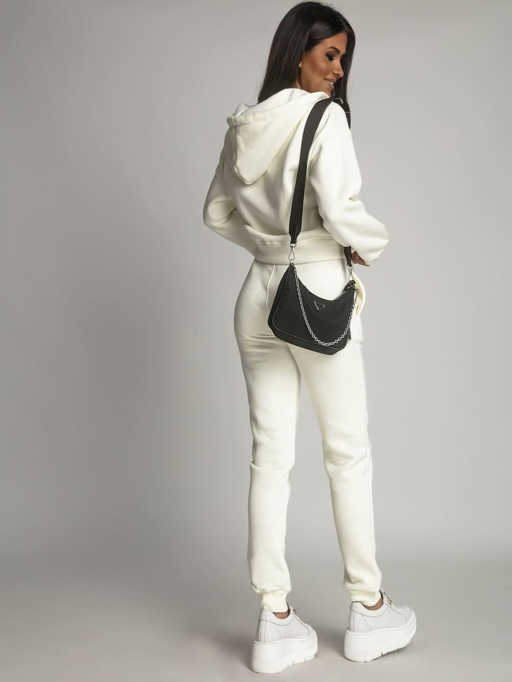 Ekri FI761 women's insulated tracksuit set in ecru color, featuring a zipped sweatshirt with hood and elastic waist trousers.