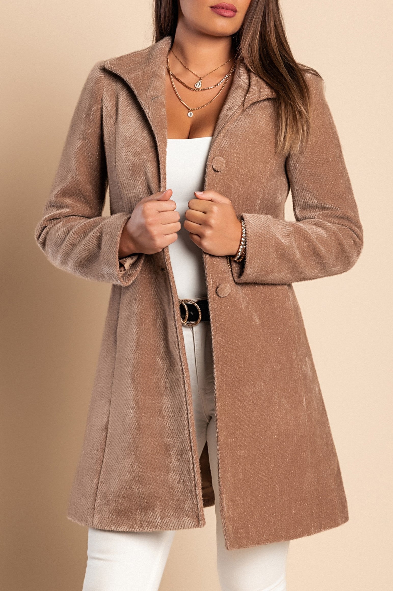 Elegant camel coat Nusca with classic collar and button closure, made from soft polyester fabric, suitable for various occasions.