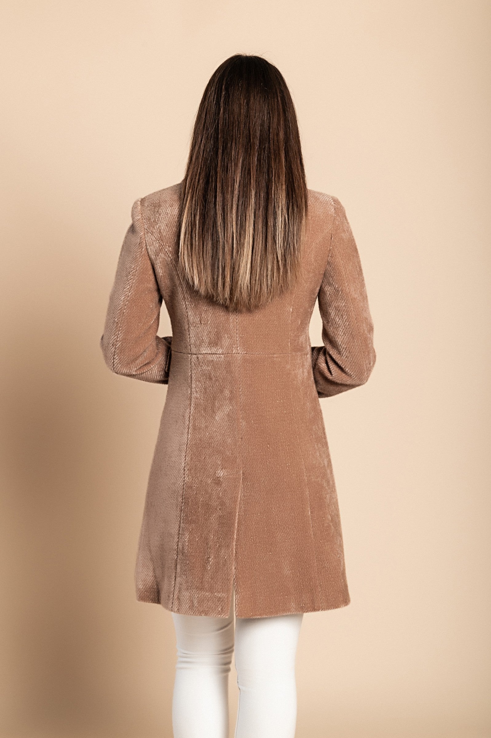 Elegant camel coat Nusca with classic collar and button closure, made from soft polyester fabric, suitable for various occasions.