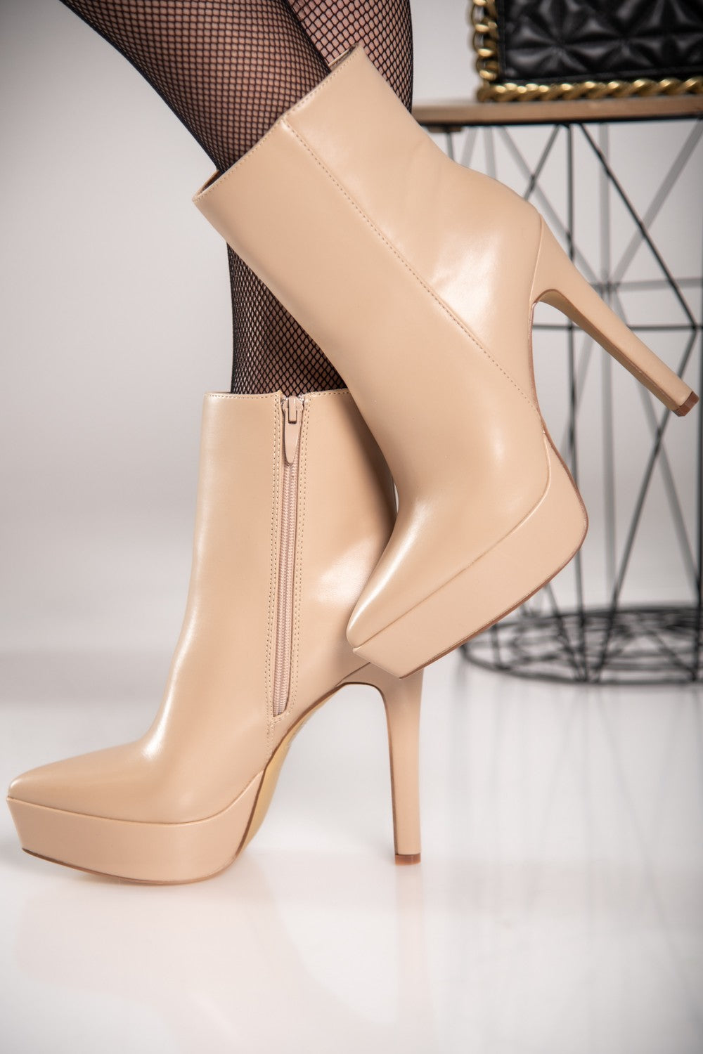 Elegant beige high-heeled ankle boots Yons with pointed toe and inside zip closure.