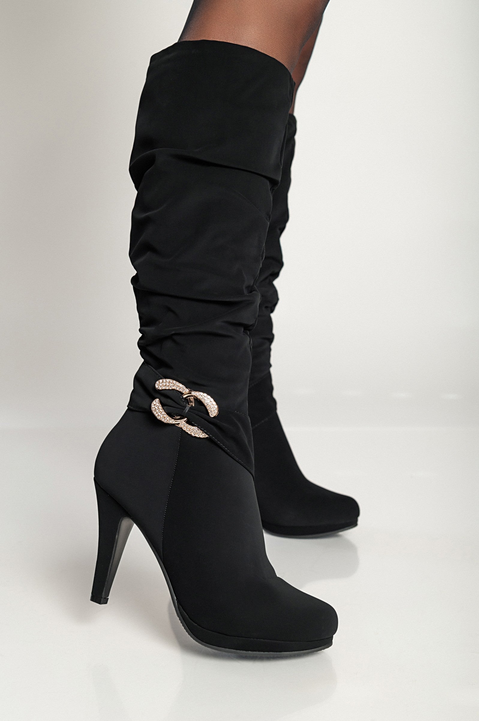 Elegant black high-heeled boots Z075 with pointed toe and zip closure, knee-high design.