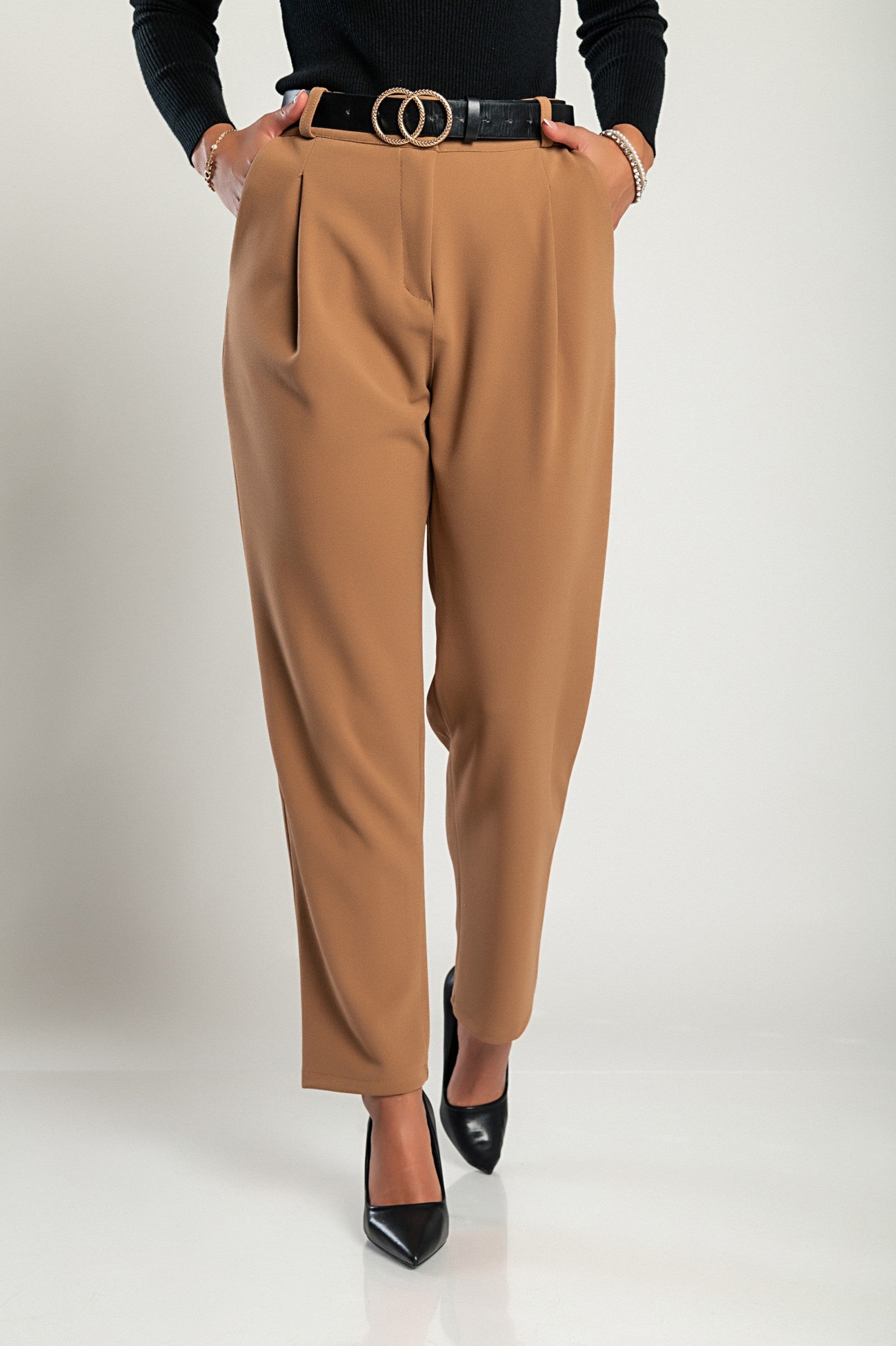 Elegant long trousers Perella in beige, featuring a high waist, loose fit, and zip and button closure, made from soft and compact fabric.