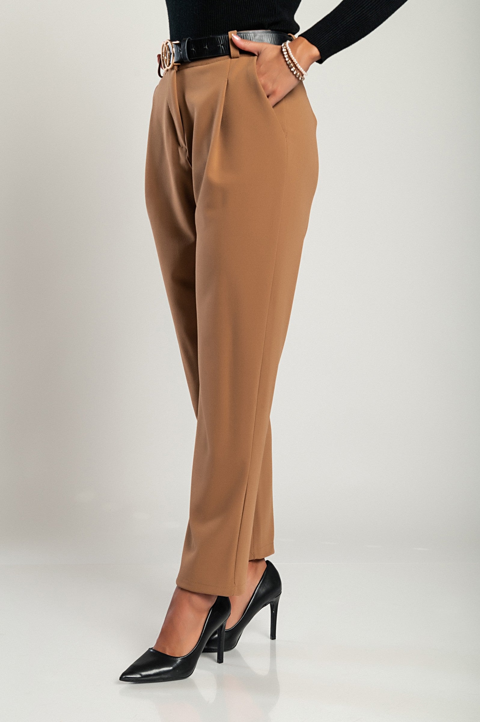Elegant long trousers Perella in beige, featuring a high waist, loose fit, and zip and button closure, made from soft and compact fabric.