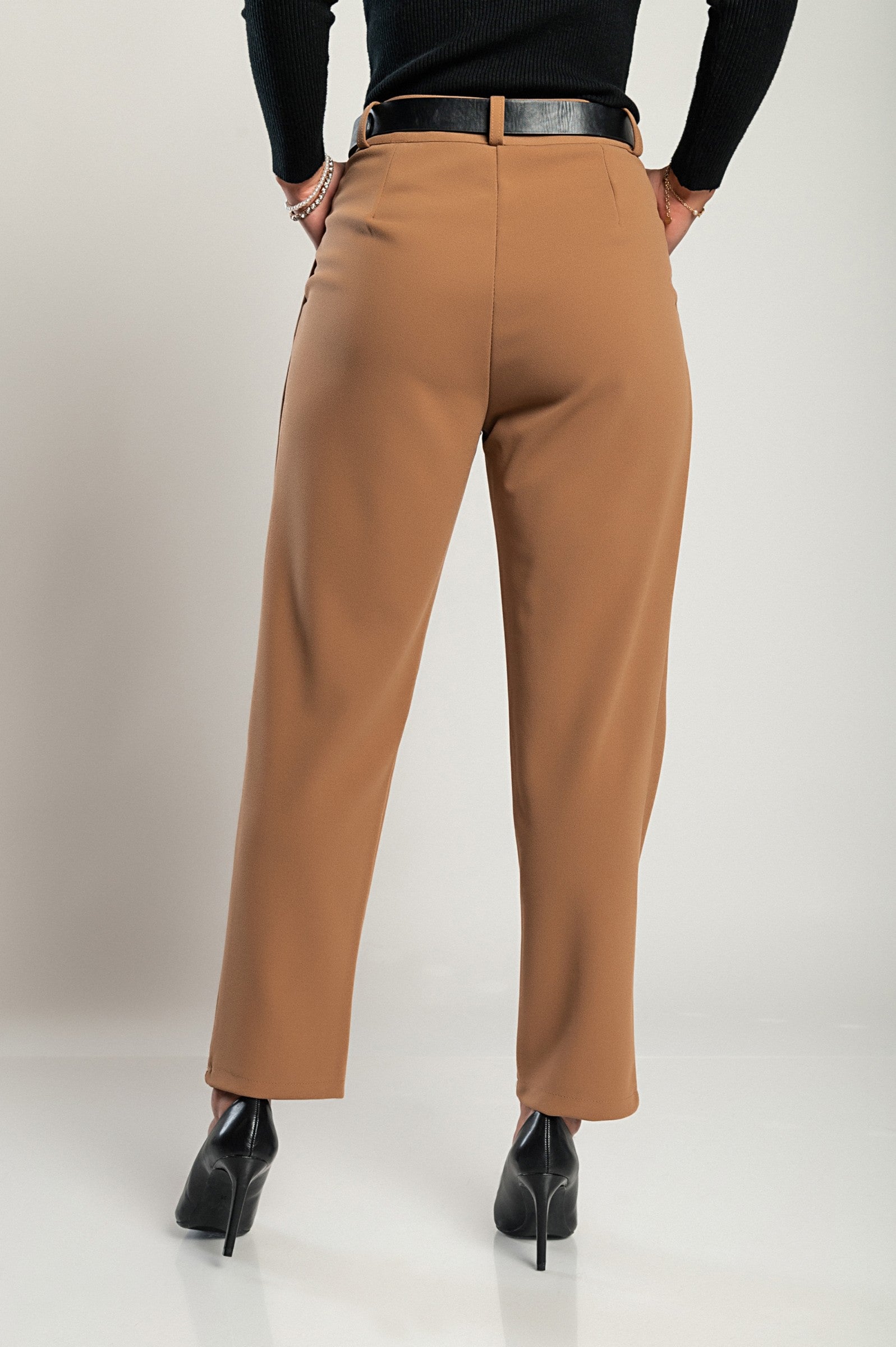 Elegant long trousers Perella in beige, featuring a high waist, loose fit, and zip and button closure, made from soft and compact fabric.