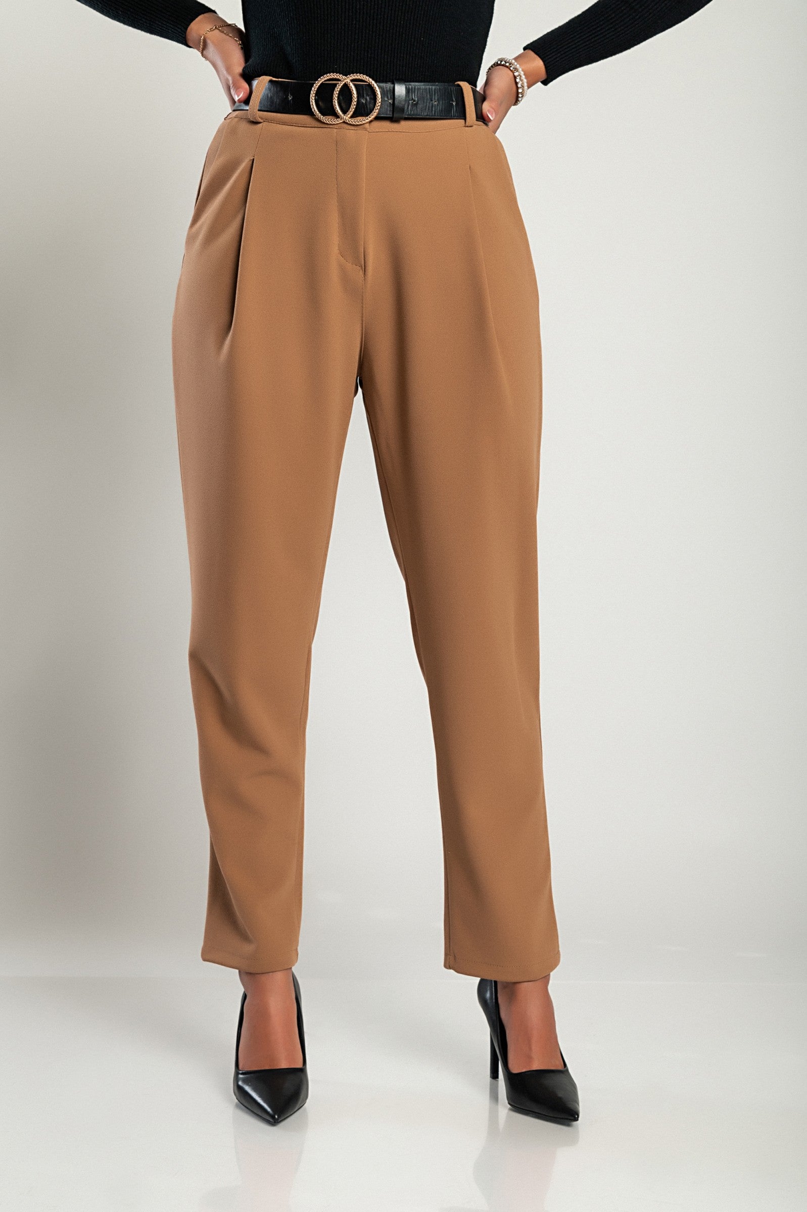 Elegant long trousers Perella in beige, featuring a high waist, loose fit, and zip and button closure, made from soft and compact fabric.