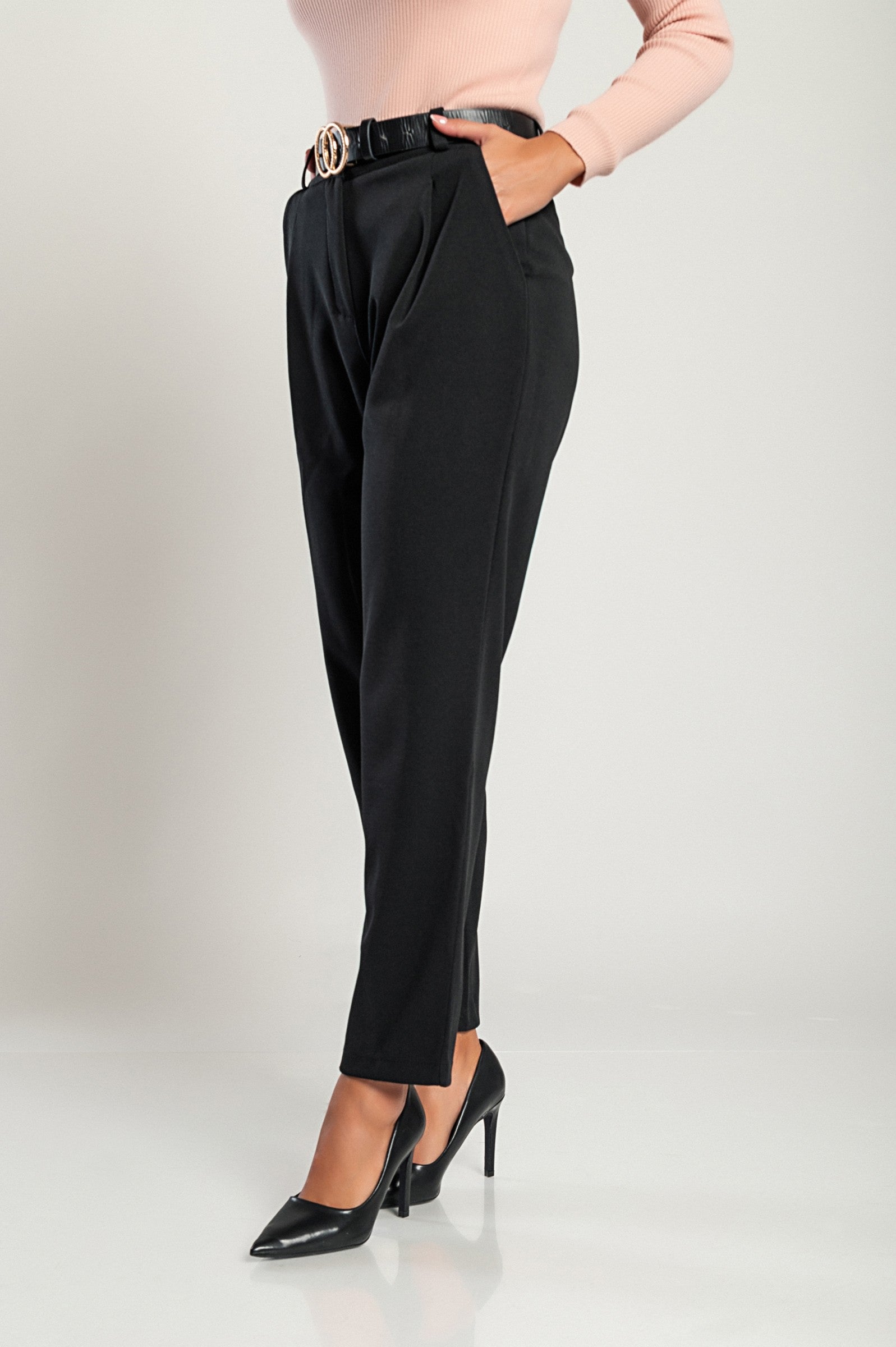 Elegant long black trousers Perella with high waist and loose fit, showcasing zip and button closure.