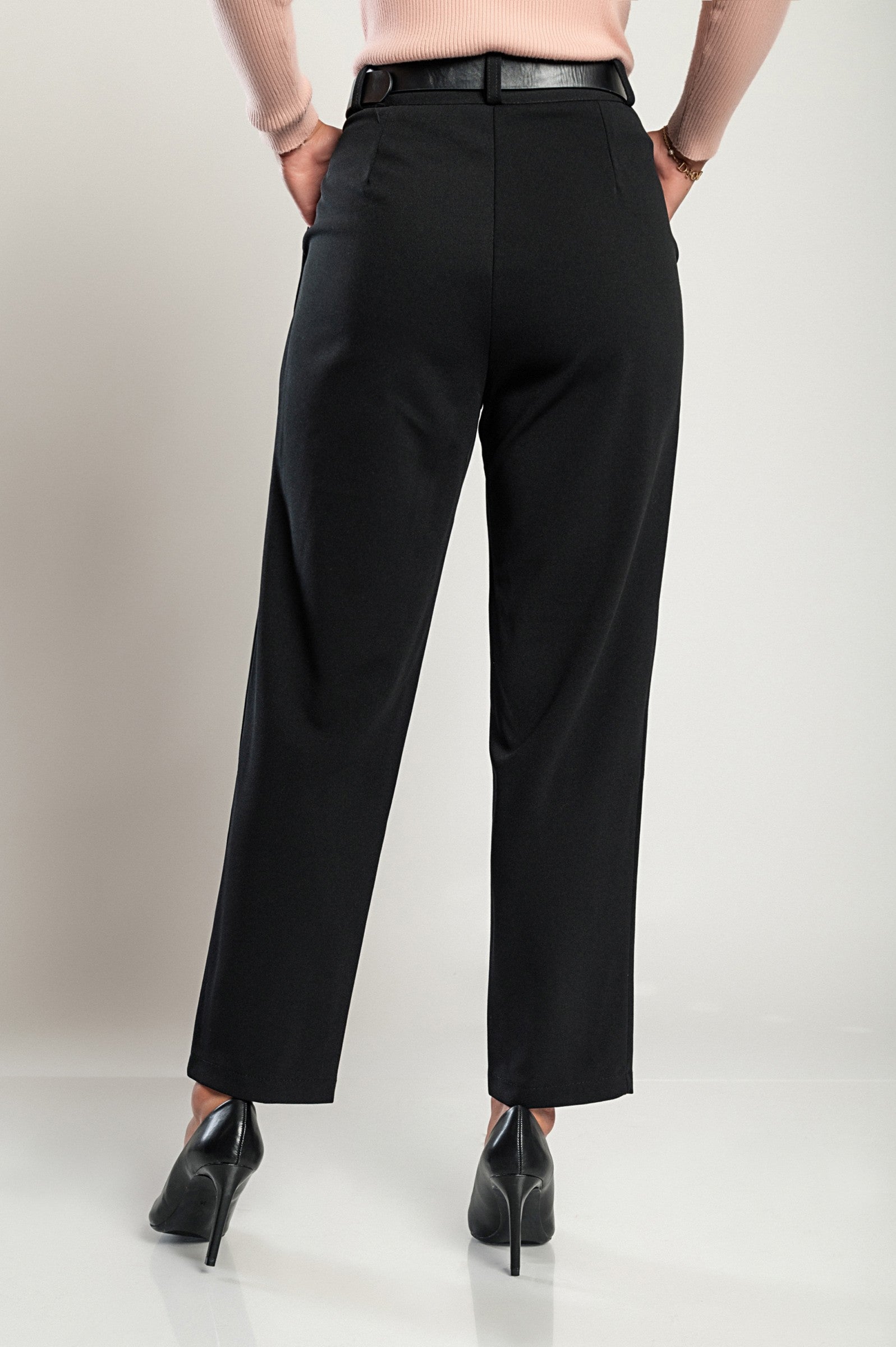Elegant long black trousers Perella with high waist and loose fit, showcasing zip and button closure.