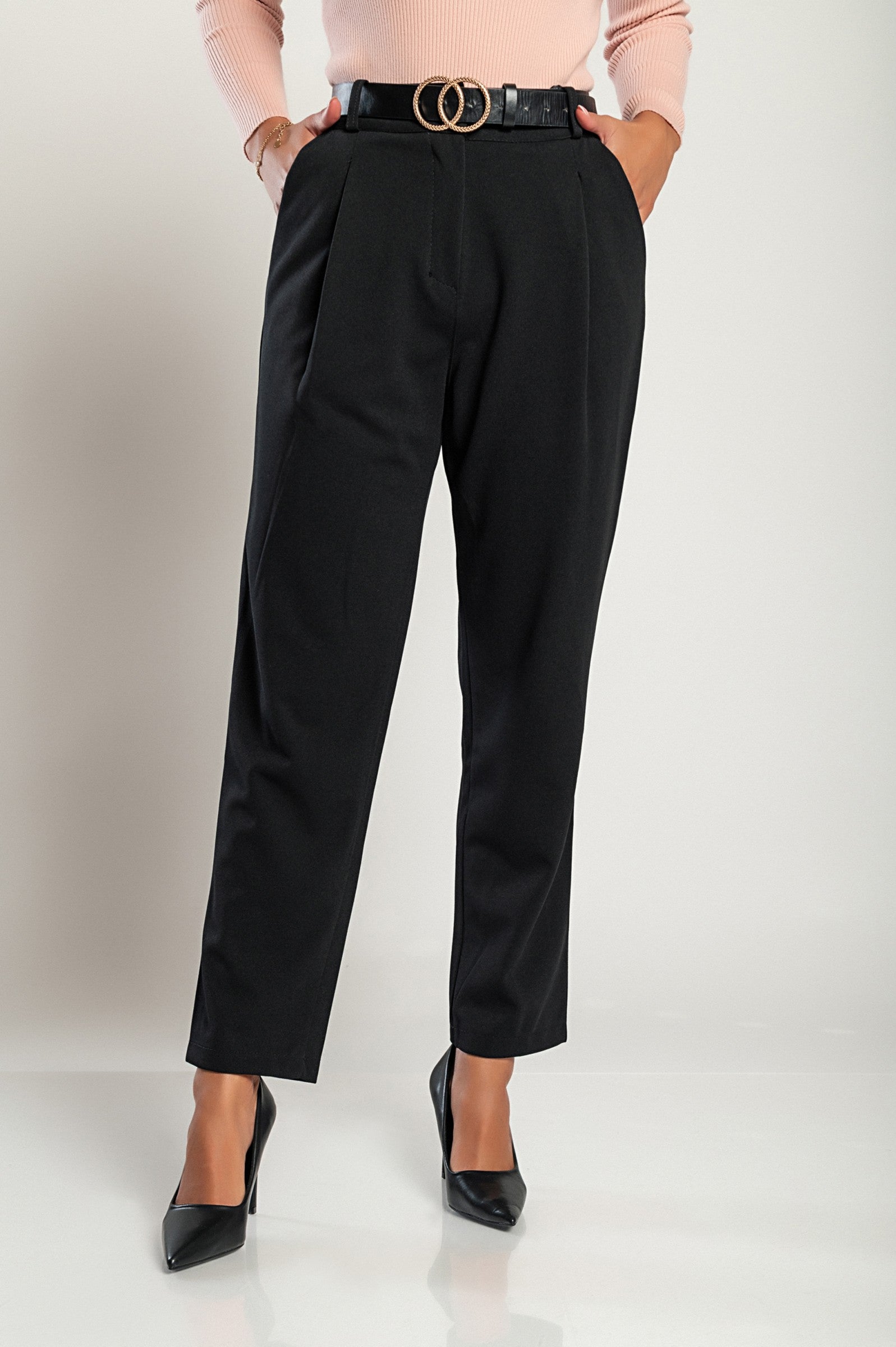 Elegant long black trousers Perella with high waist and loose fit, showcasing zip and button closure.