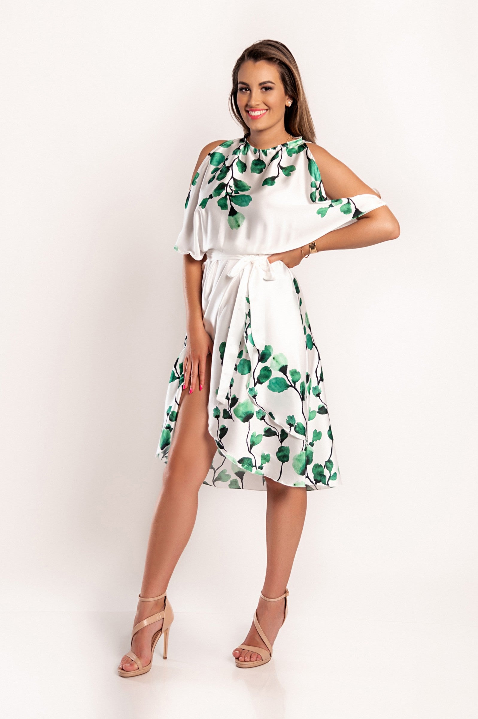 Elegant green midi dress with cut-outs and print, featuring a round neckline and short sleeves with shoulder slits, made from high-quality imitation satin.