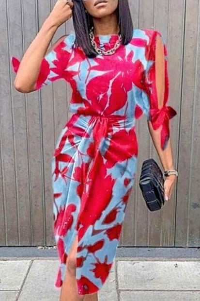 Elegant light blue midi dress with print, featuring a round neckline, 3/4 sleeves with slit, and a high-waisted gathered skirt.