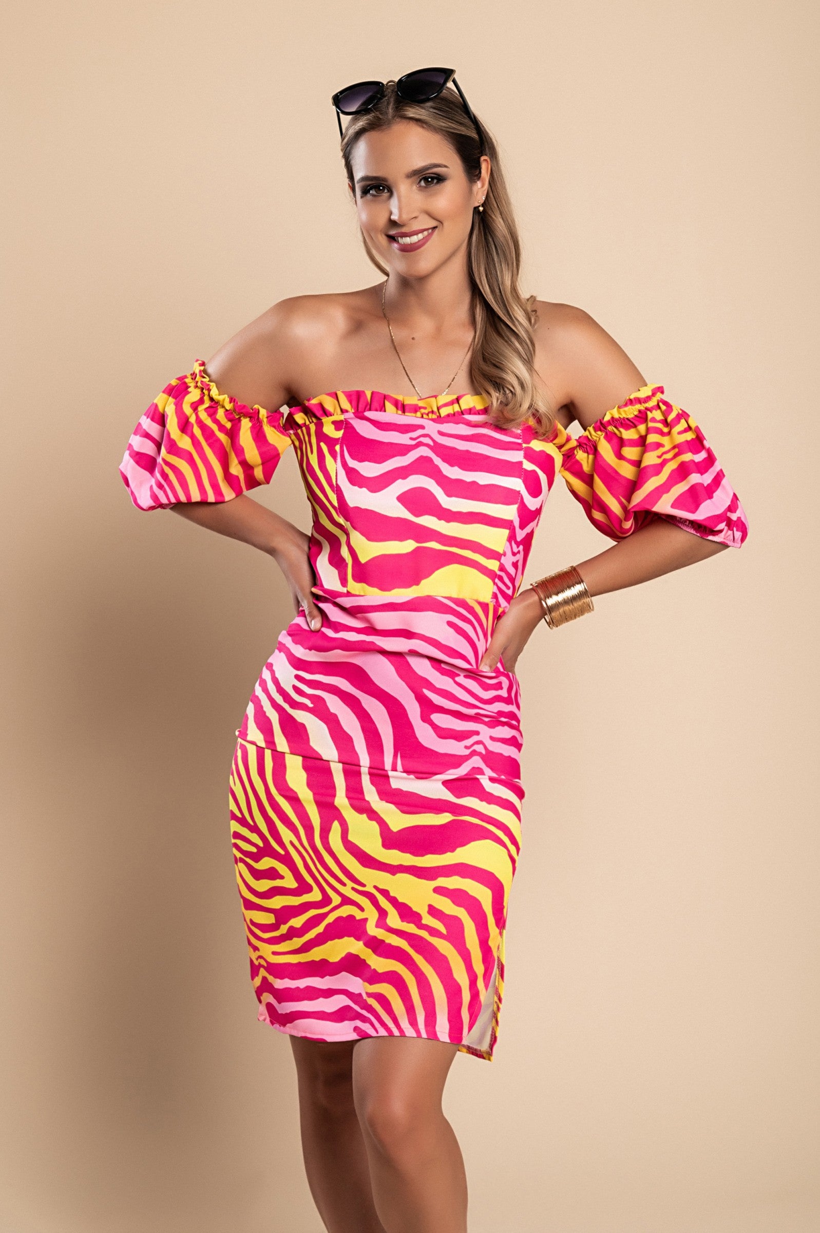 Elegant fuchsia mini dress Corvetta with sweetheart neckline and ruffled sleeves, featuring a mid-thigh slit skirt.