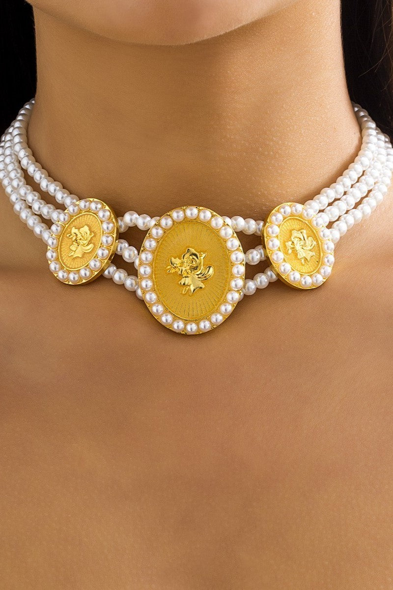 Elegant Folhera necklace made of pearls with three pendants in gold color, showcasing a luxurious design.
