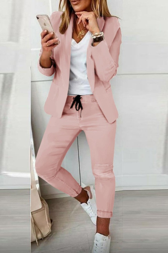 Elegant antique pink trouser suit Estrena featuring a blazer with long sleeves and classic collar, paired with tight-fitting pants with elastic waist.