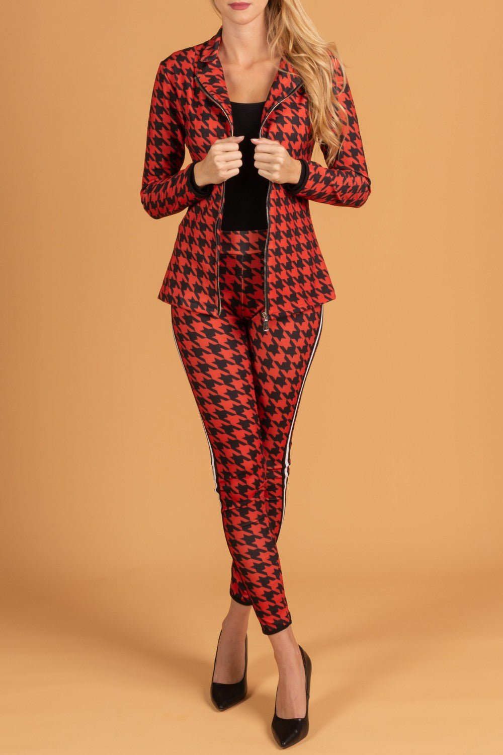 Elegant black and red pepita patterned trouser suit Miriama featuring a blazer with zipper closure and fitted trousers with elastic waist.