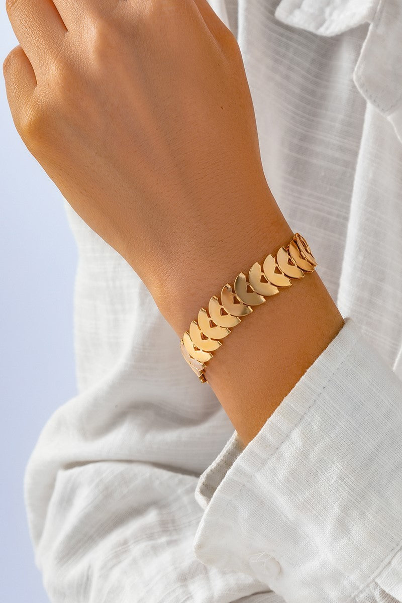 Elegant gold semicircular link bracelet showcasing its stylish design and luxurious finish.