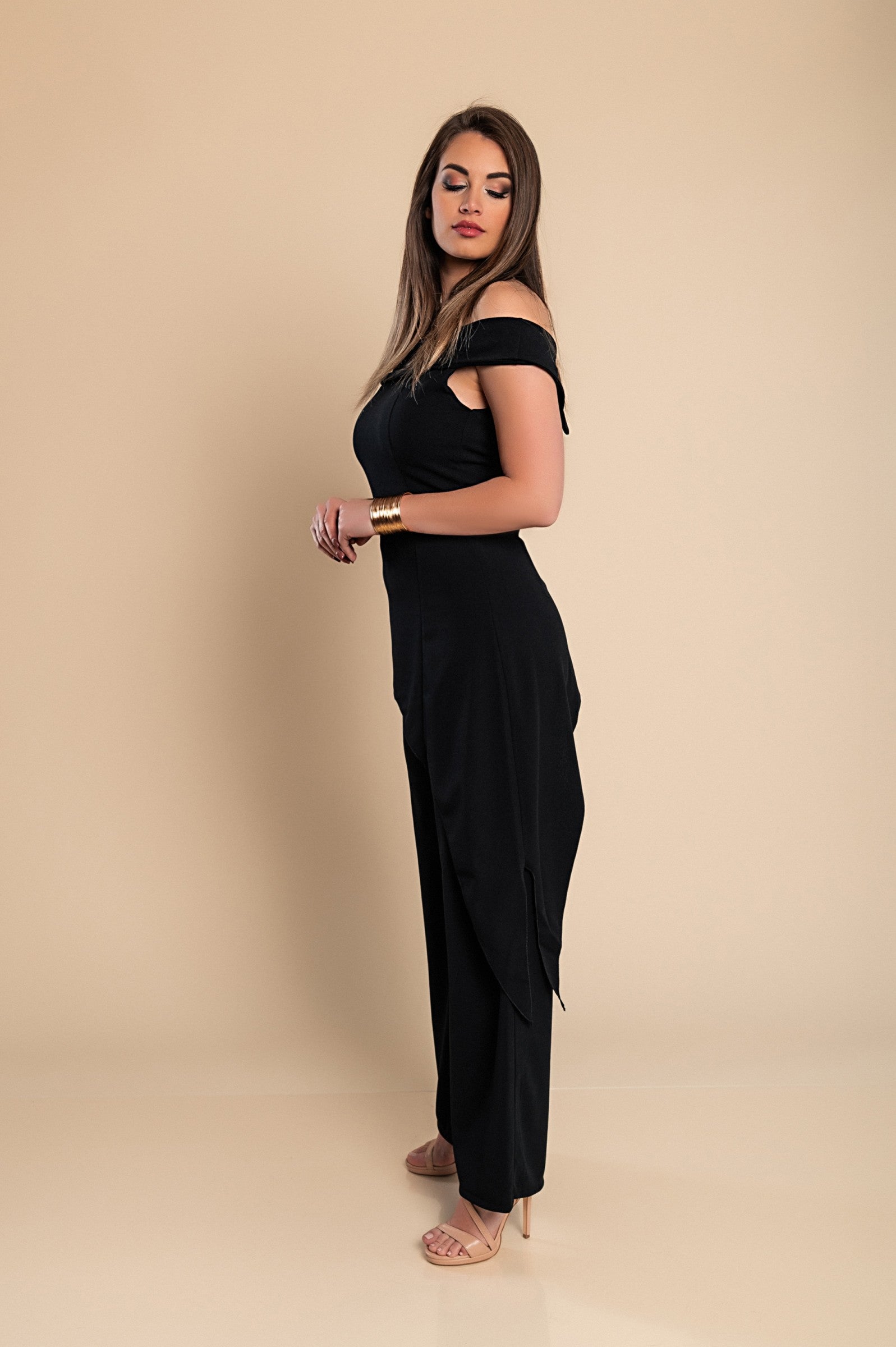 Elegant black asymmetrical top with short sleeves and loose trousers, showcasing a modern and stylish outfit.