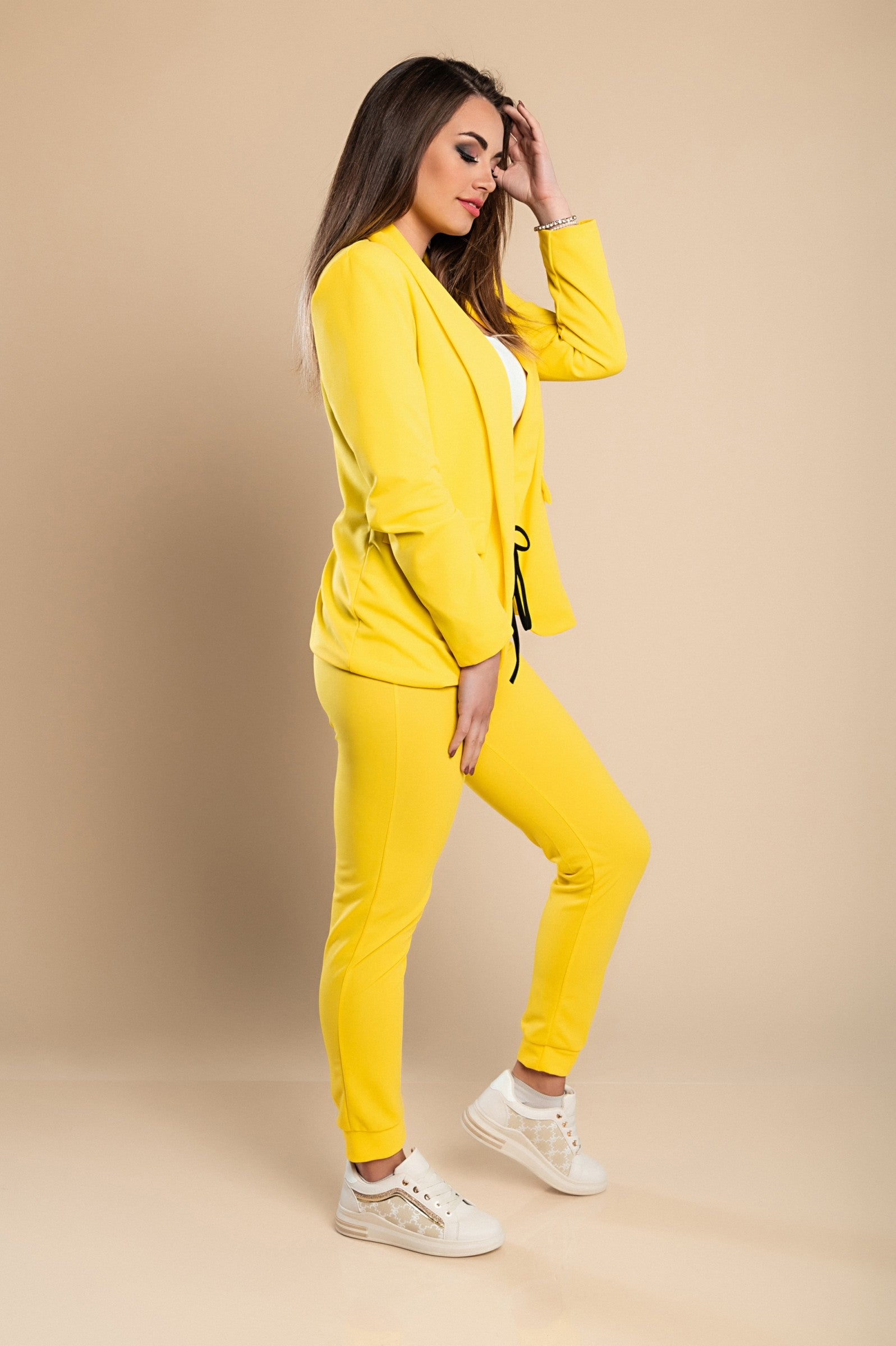 Eleganten rumen hlačni kostim Estrena z modrim blazerjem in oprijetimi hlačami, izdelan v Italiji.