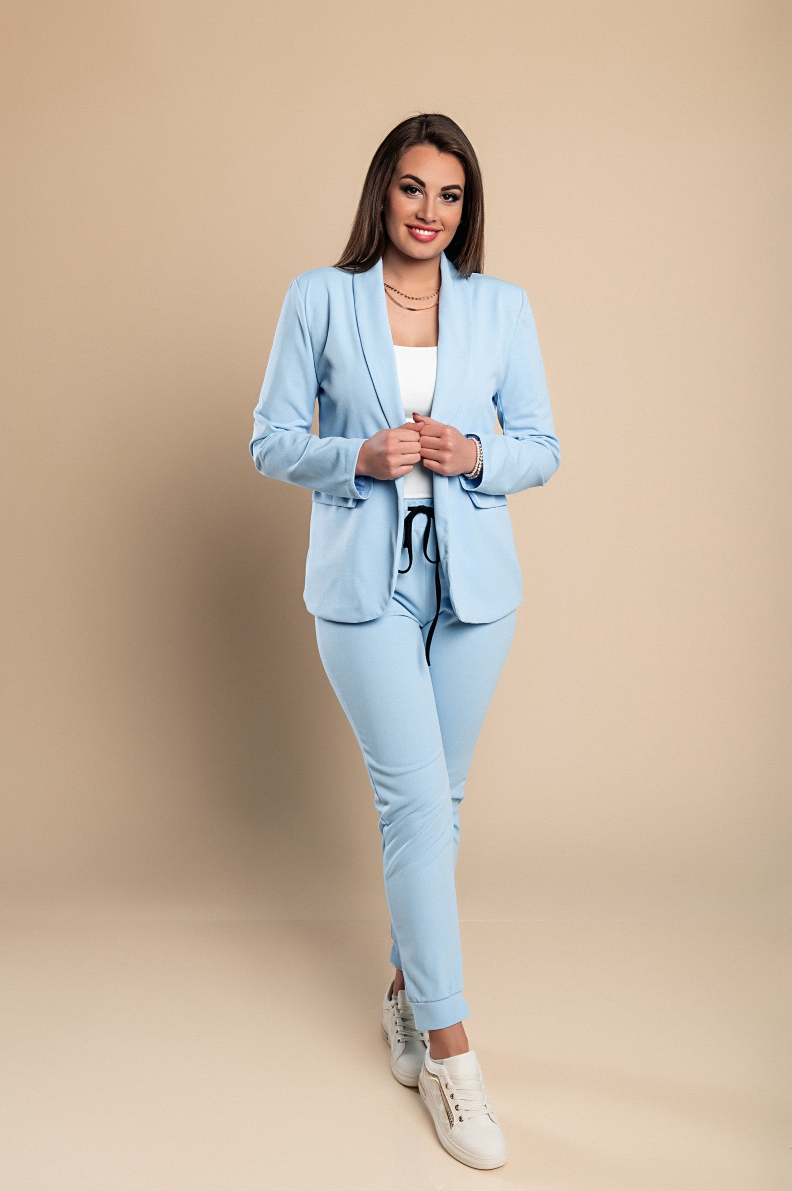 Eleganten svetlo moder hlačni kostim Estrena z blazerjem in oprijetimi hlačami, izdelan v Italiji.