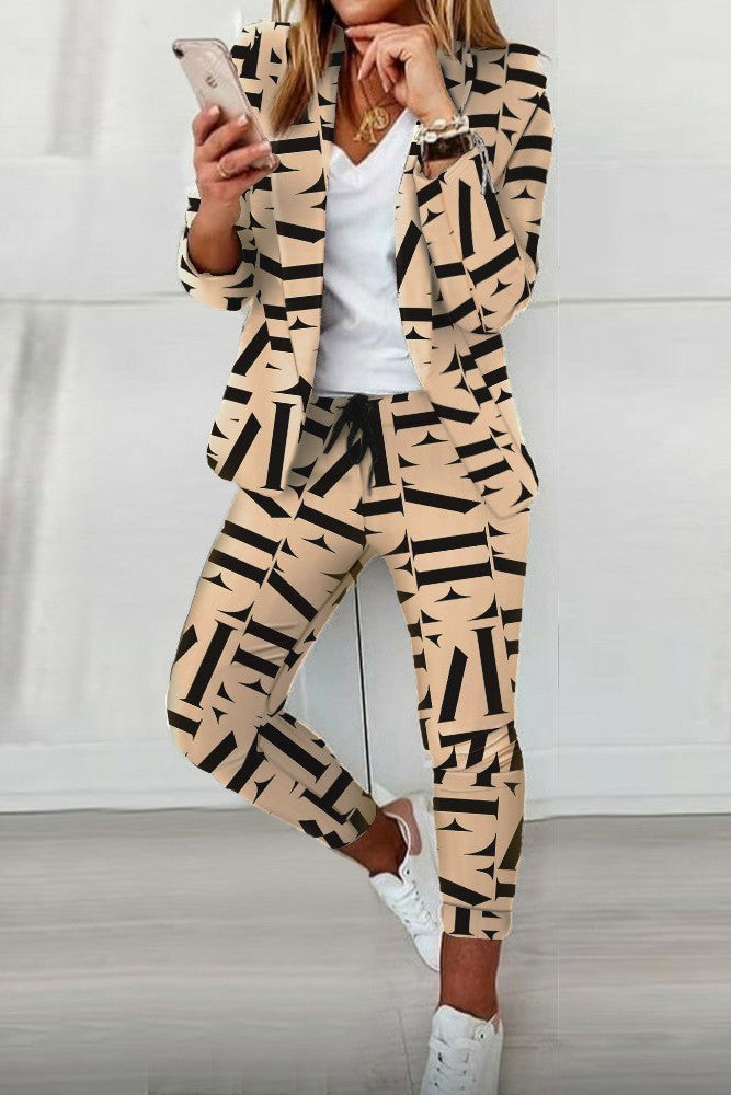 Eleganten hlačni kostim s potiskom črk Felipa v bež barvi, sestavljen iz blazerja in oprijetih hlač.