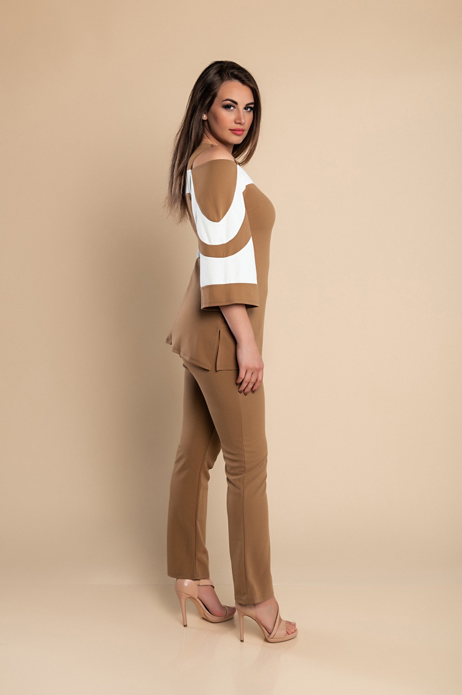 Eleganten komplet majice in hlač v kamelji barvi, izdelan iz mehkega blaga, primeren za vsakodnevno nošenje.