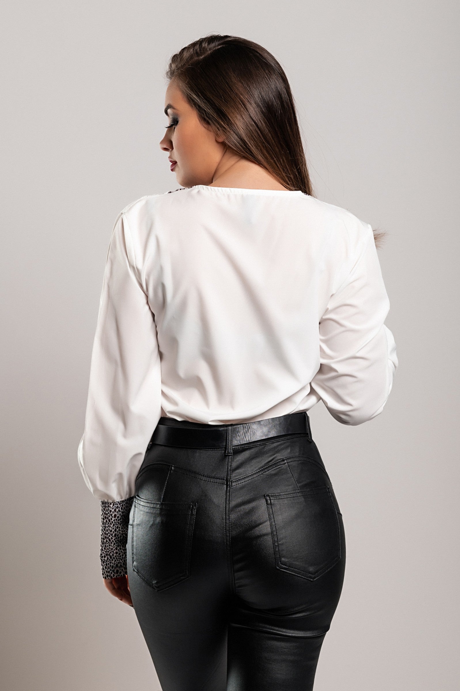 Elegantna bela bluza z leopardjim potiskom Polina, izdelana iz imitacije satena, z dolžino rokavov in 'V' vratnim izrezom.