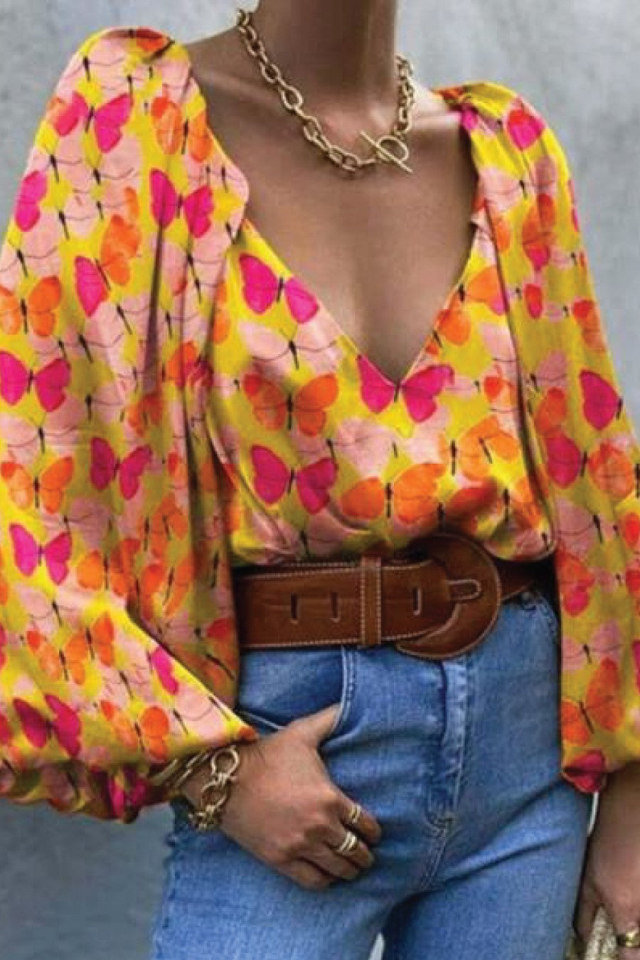 Elegantna bluza z ohlapnimi rokavi in globokim izrezom, večbarvni potisk metuljev, primerna za vsakodnevne in elegantne priložnosti.