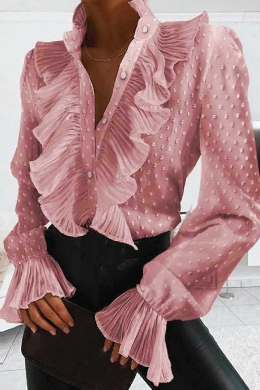 Elegantna svetlo roza bluza z visokim ovratnikom in volančki, dolgi rokavi in pikasto tkanino.