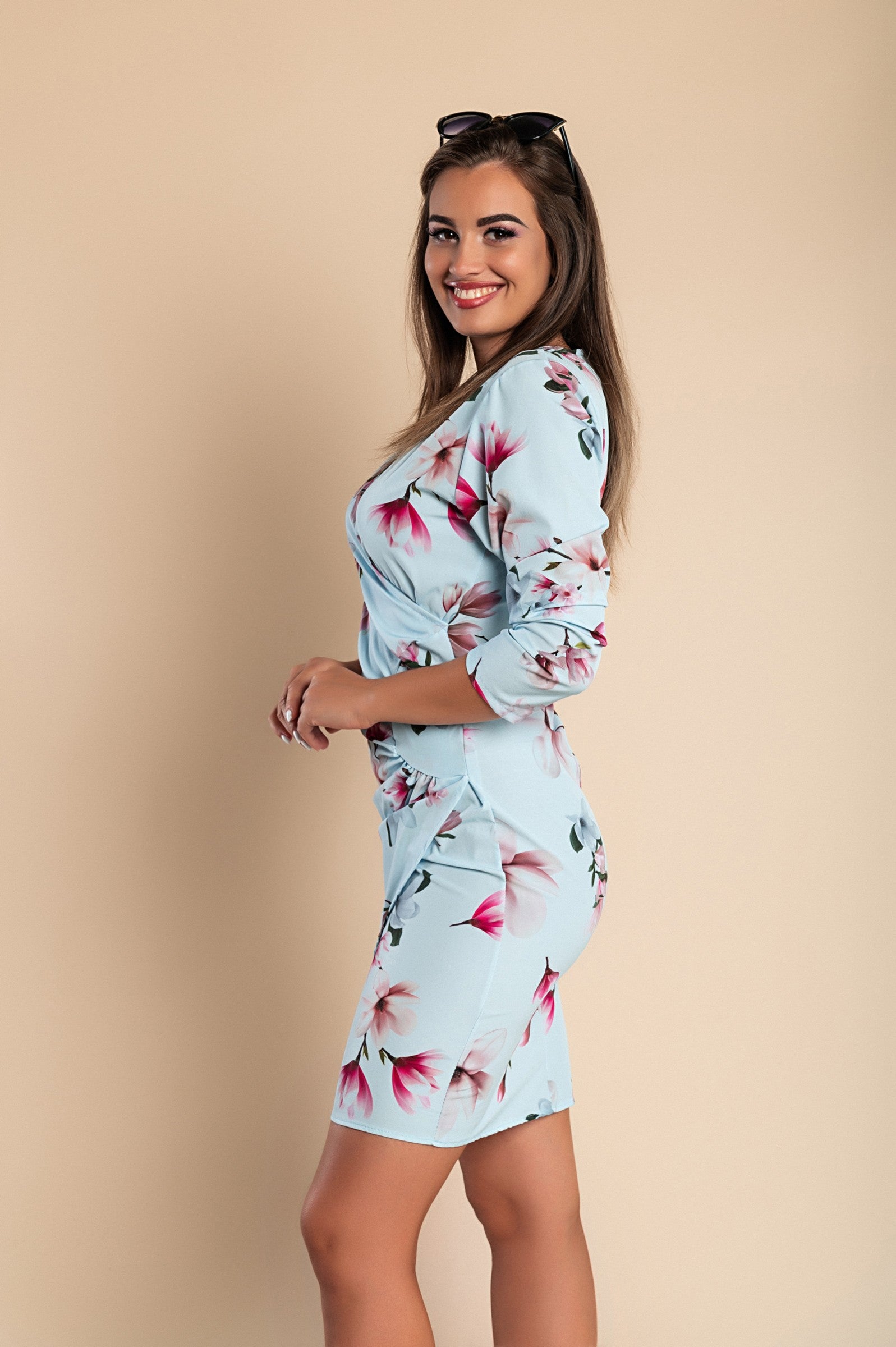 Elegantna svetlo modra midi obleka s potiskom rož in globokim 'V' izrezom, idealna za posebne priložnosti.