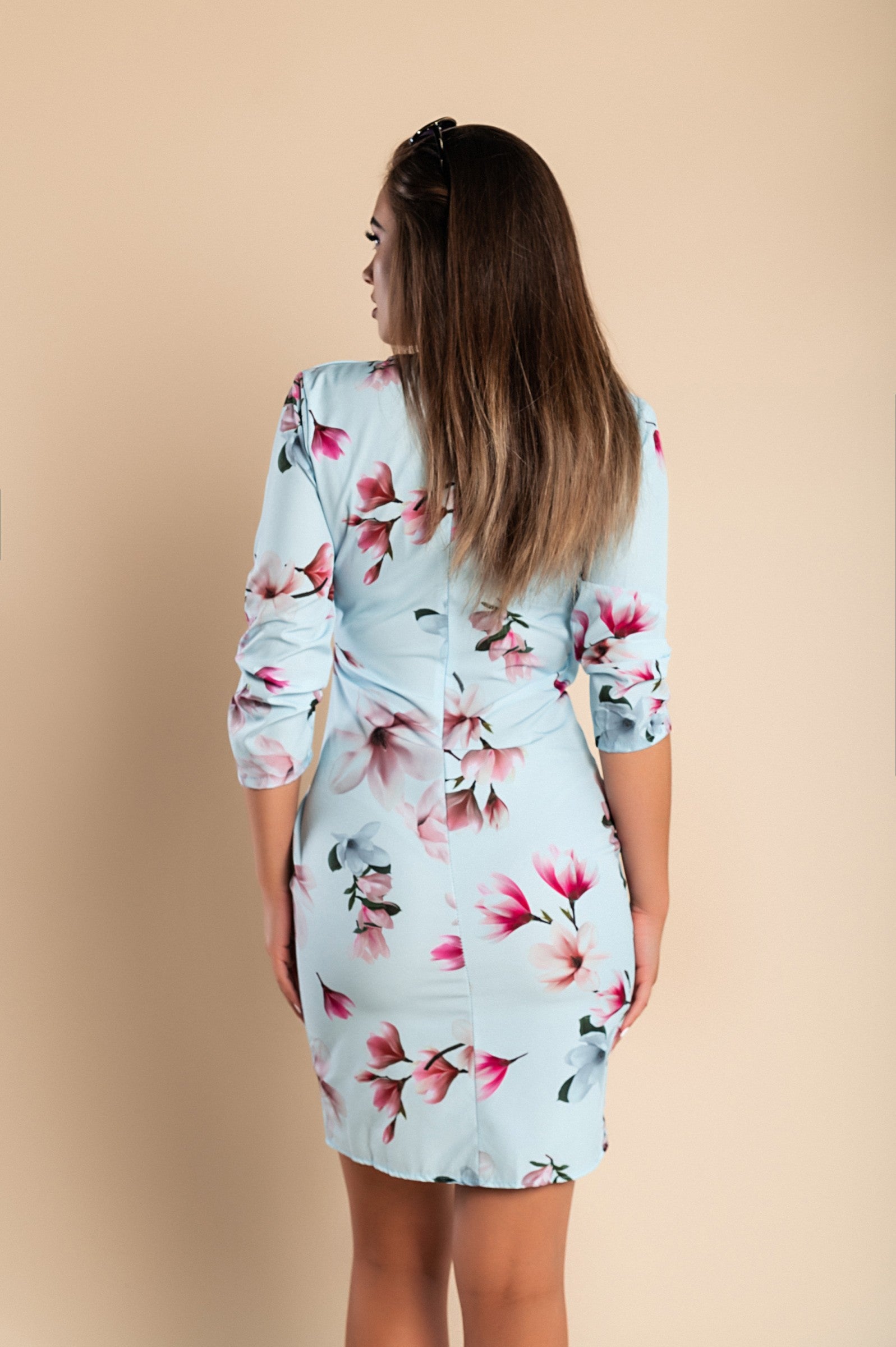 Elegantna svetlo modra midi obleka s potiskom rož in globokim 'V' izrezom, idealna za posebne priložnosti.