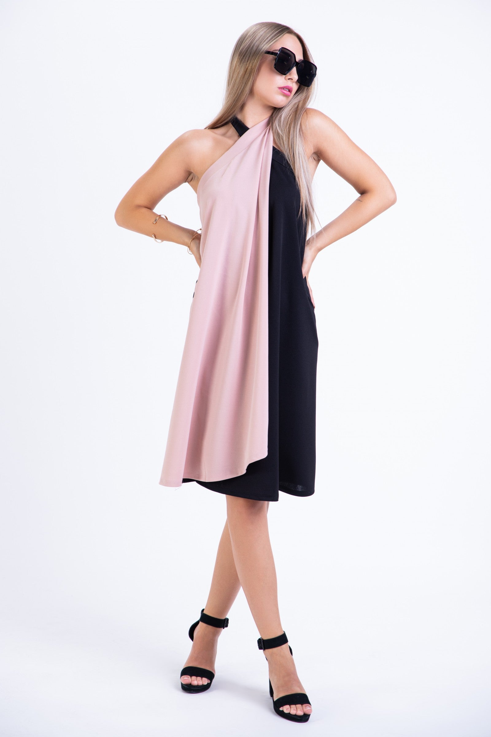 Elegantna črna mini obleka s halter ovratnikom, brez rokavov, dolžina do sredine stegen, italijanska moda.