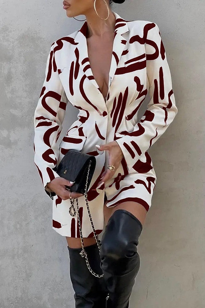 Elegantna mini obleka s potiskom v bordo barvi, zasnovana v stilu blazerja z dolgimi rokavi in klasičnim ovratnikom.