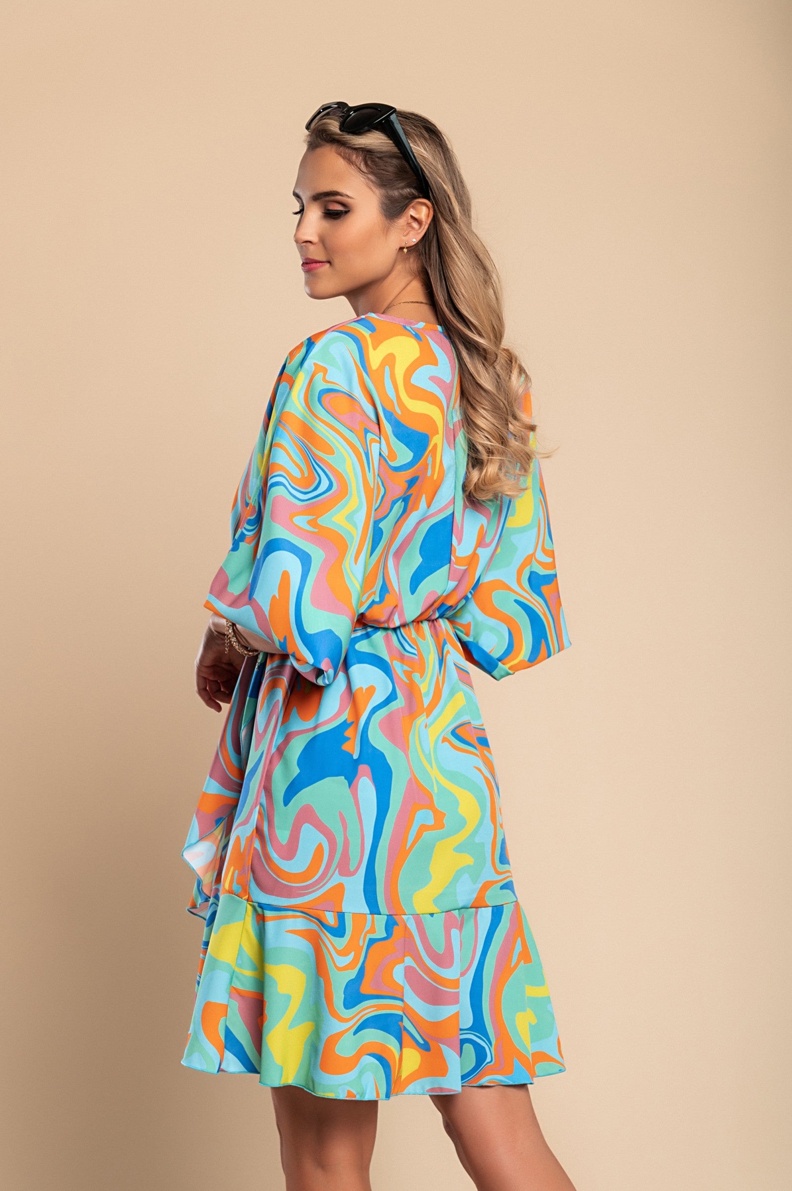 Elegantna turkizna mini obleka s potiskom Toretta, z globokim vratnim izrezom in kratkimi rokavi, zaključena z volančki.