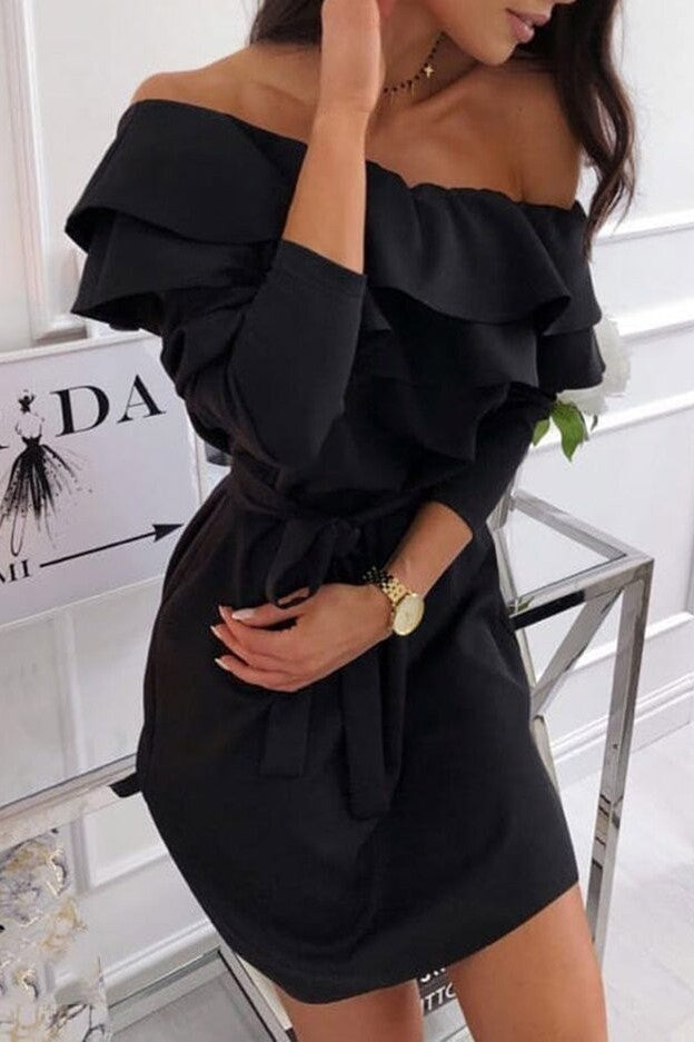 Elegantna mini obleka z ladijskim izrezom in volančki okoli ramen, prikazana na modelu.