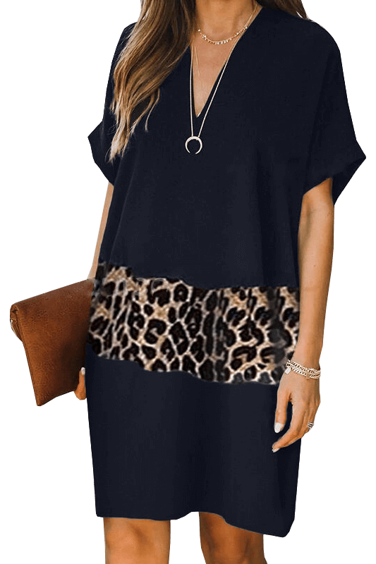 Elegantna mini obleka z leopardjim potiskom, temno modra, kratki rokavi in globok 'V' izrez.