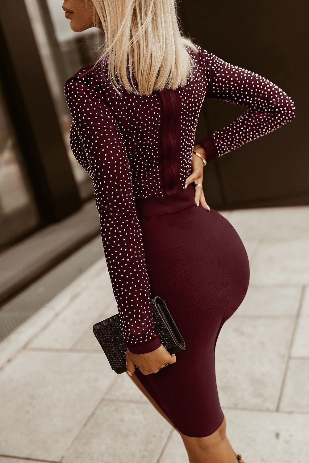 Elegantna bordo mini obleka z okrasnimi kamenčki in dolgimi rokavi, visoki ovratnik, prosojen zgornji del.