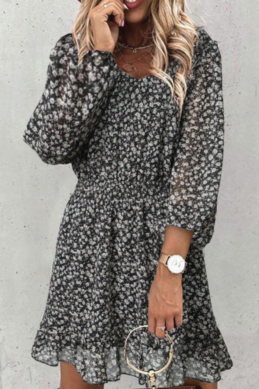 Elegantna mini obleka z okroglim ovratnikom in rožnatim potiskom, idealna za različne priložnosti.