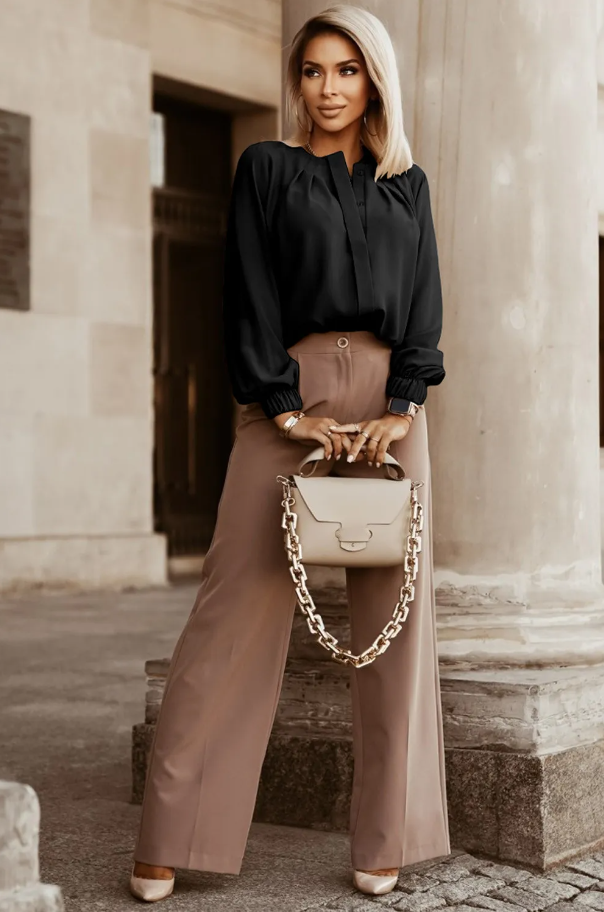 Elegantna črna srajca z okroglim ovratnikom in dolgimi rokavi z elastiko.