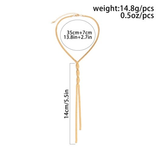 Elegantna prepletena verižica v zlate barve, zapirana s kovinskim karabinom, iz kovinske zlitine.