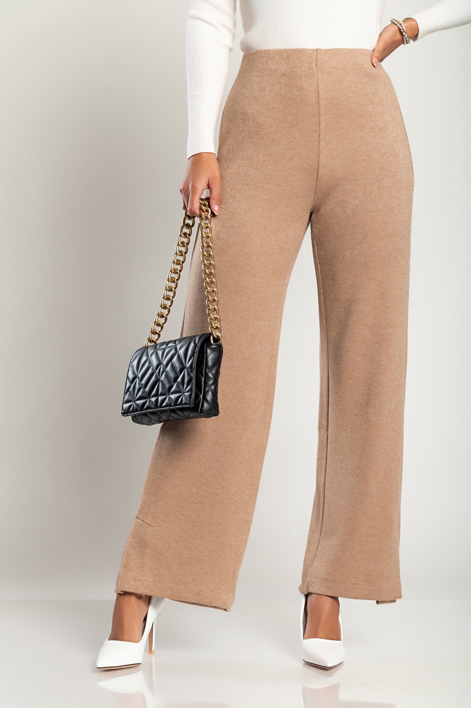 Elegantne dolge hlače v kamelji barvi z ravnimi hlačnicami in elastiko v pasu, izdelane v Italiji.