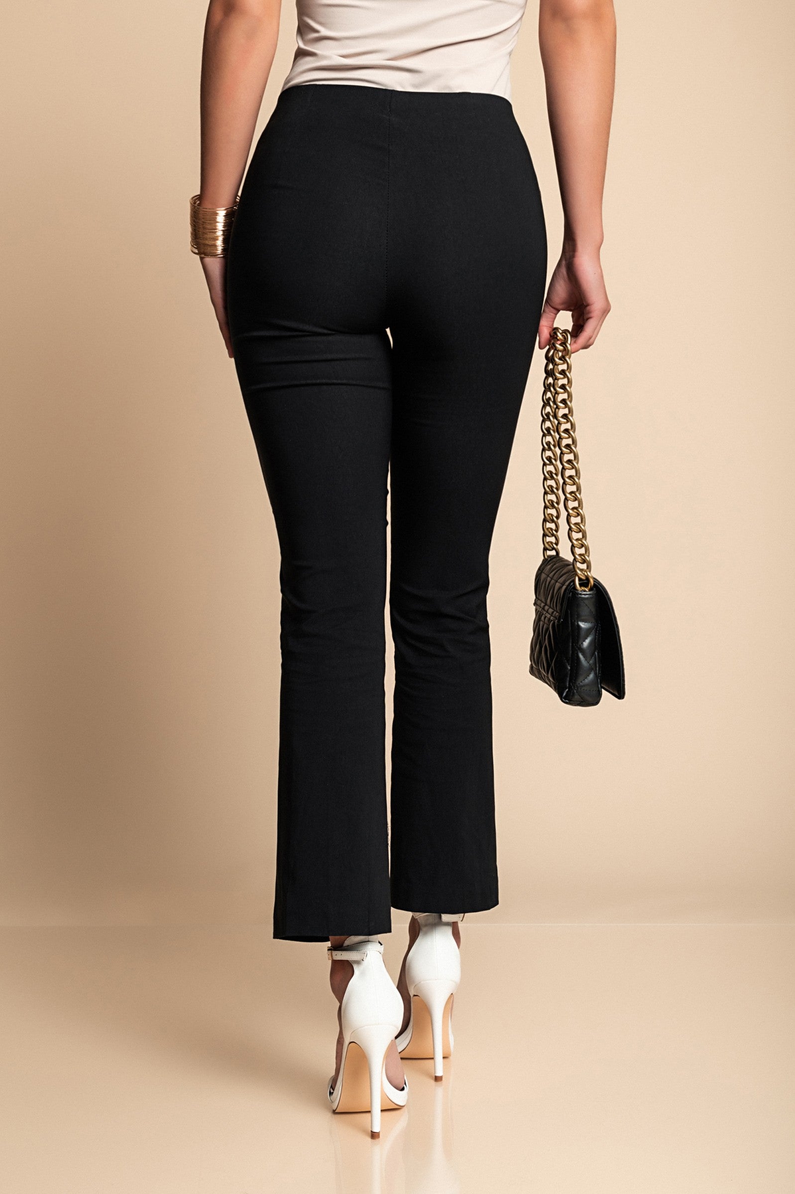 Elegantne dolge črne hlače s hlačnicami na zvon, izdelane v Italiji, primerne za močnejše postave.