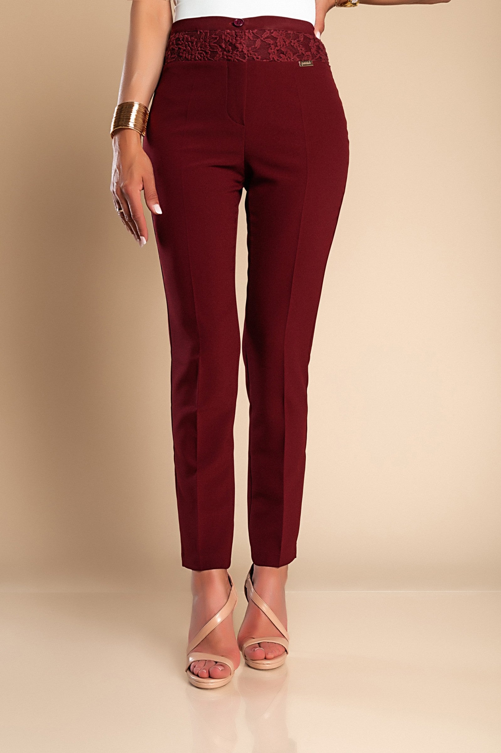 Elegantne dolge hlače s čipko Concha v bordo barvi, izdelane iz visokokakovostne tkanine, primerne za različne postave.