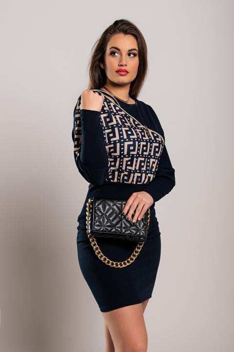 Elegatna modra mini obleka z geometrijskim potiskom, ohlapen zgornji del in oprijeto krilo do sredine stegen.