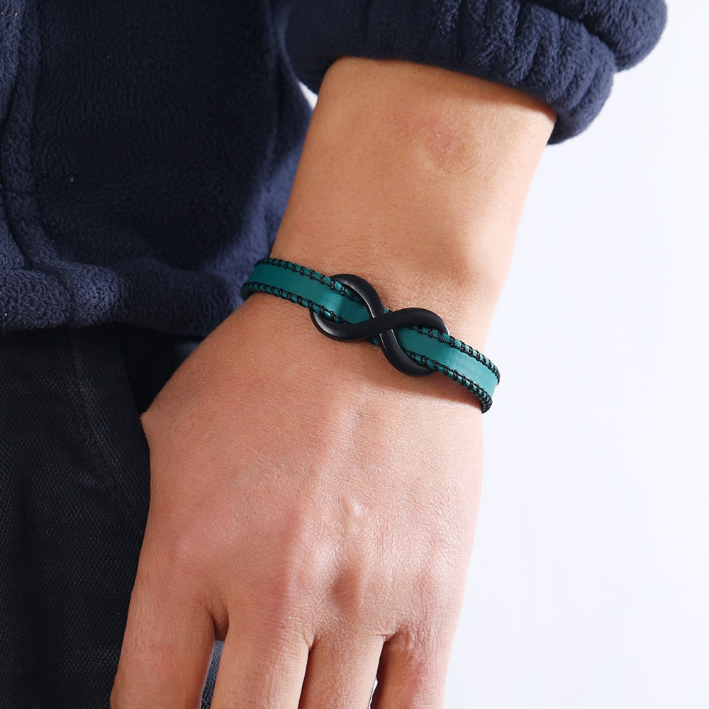 Endless Lederarmband in black, white, brown, and turquoise, showcasing its stylish leather design and double safety clasp.