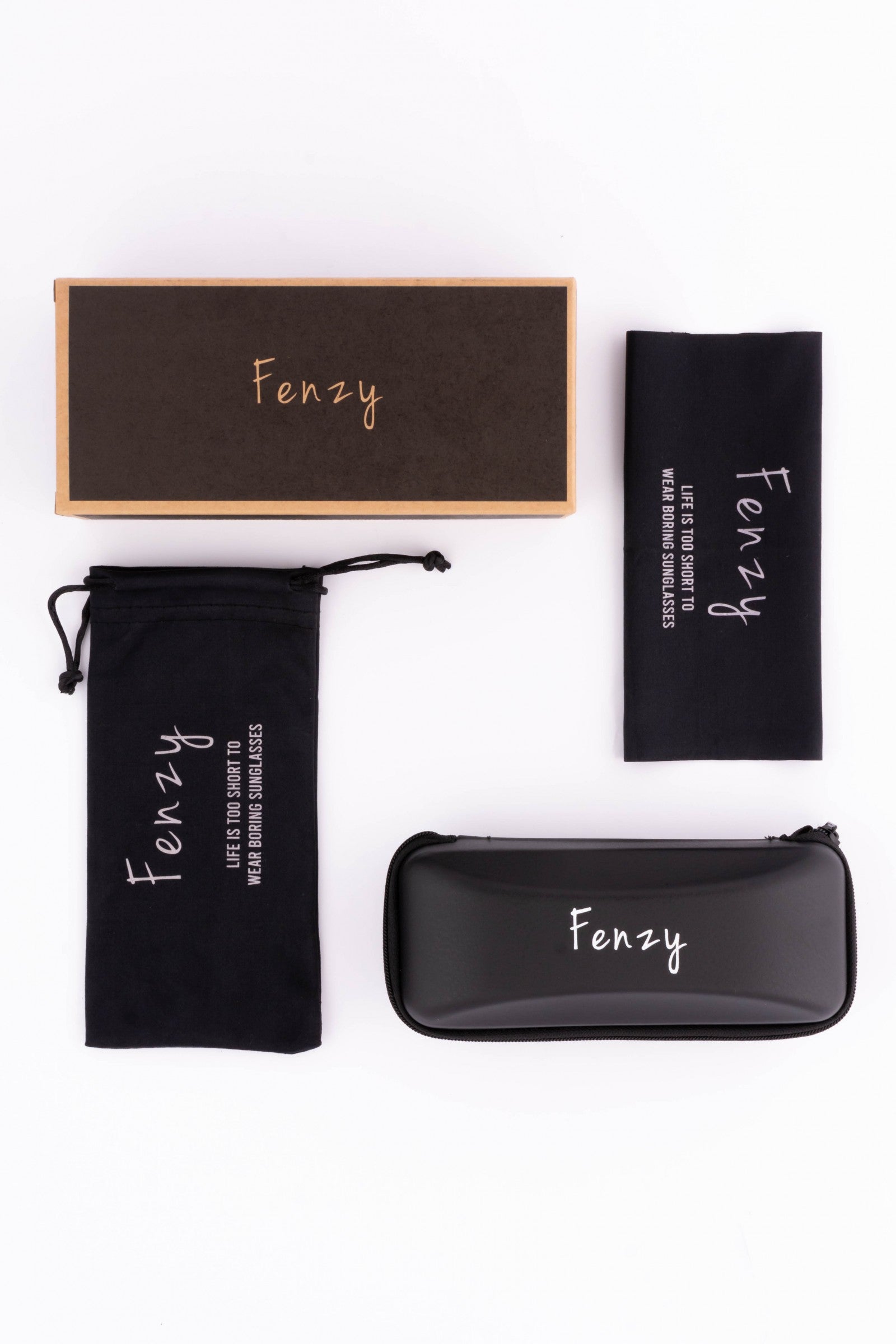 Elegantni etui za očala s krpico in vrečko, okrašen z logotipom Fenzy in sloganom.